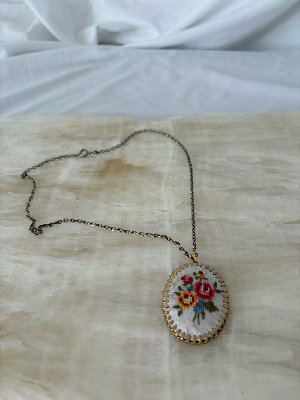 Vintage needlepoint tapestry floral necklace pendant gold tone cottage - Picture 3 of 4